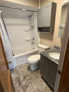 Lima house for rent - A bathroom with a toilet, sink, and shower.