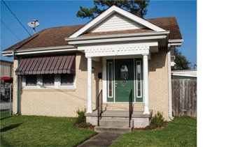 Jefferson apartment for rent - A small house with a green door and a porch.