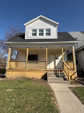 Lima house for rent - A house with a porch and a front yard.