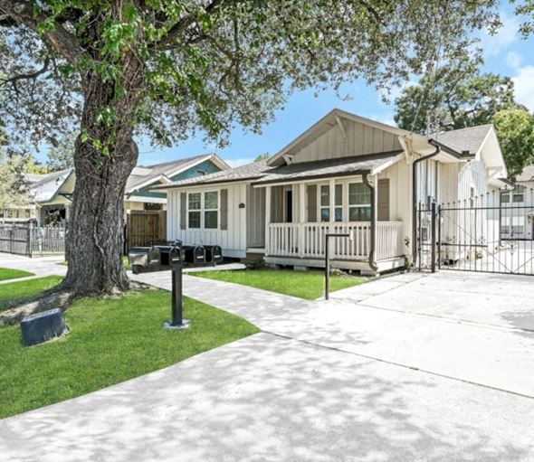 Houston apartment for rent - A house with a white fence and a black mailbox.