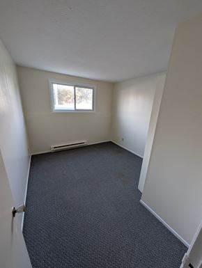 Arnprior apartment for rent - A room with a carpeted floor and a window.