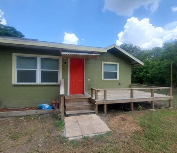 Lakeland apartment for rent - A green house with a red door and a wooden deck.