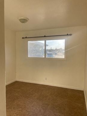Santa Maria house for rent - A room with a window covered by a white blind.