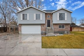 Kimberly house for rent - A two-story house with a garage and a front yard.