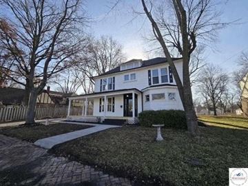Clinton house for rent - A white house with a black roof and a grey stone pillar in front of it.