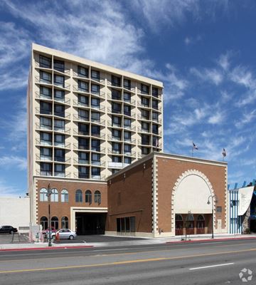 Reno apartment for rent - A large building with a flat roof and a balcony on the top floor.