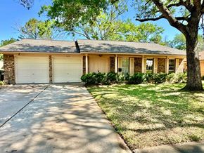 Bay City house for rent - A house with a driveway and a tree in front.