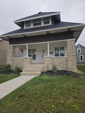 Lima house for rent - A house with a grey front door and a grey wall.