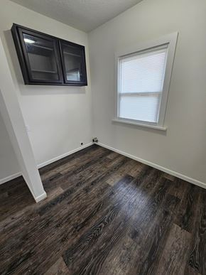 Lima house for rent - A room with a window and a microwave.