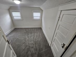 Lima house for rent - A room with a carpeted floor and two windows.