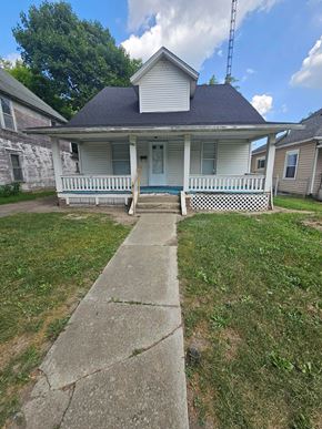 Lima house for rent - A white house with a porch and a blue door.
