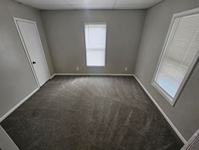 Lima house for rent - A room with a carpeted floor and a window with blinds.