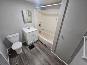 Lima house for rent - A bathroom with a toilet, sink, and bathtub.