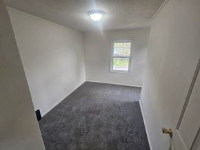 Lima house for rent - A room with a carpeted floor and a window.