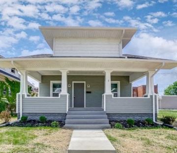 Lima house for rent - A small house with a front porch and a covered front door.