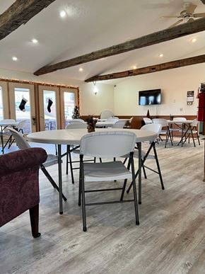 Malvern apartment for rent - A room with a white table and chairs and a ceiling fan.
