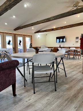 Malvern apartment for rent - A room with a white table and chairs and a ceiling fan.