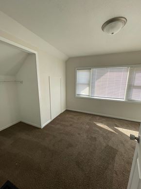 Lima house for rent - A room with a carpeted floor and a window with blinds.