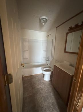 Bristol apartment for rent - A bathroom with a toilet, sink, and bathtub.