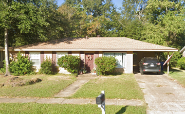Deridder house for rent - A house with a car parked in front.