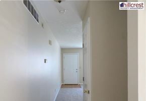 Florence house for rent - A white door is in the middle of a hallway.
