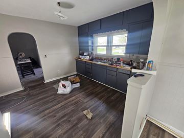 Lima house for rent - A room with a kitchen counter and a ceiling fan.