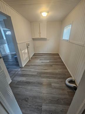 Lima house for rent - A long hallway with wood floors and white walls.