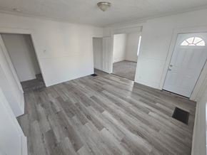 Lima house for rent - A room with a white door and a wooden floor.