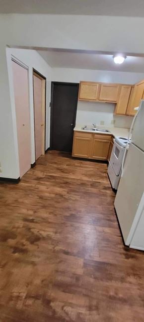 Rayland apartment for rent - A kitchen with wooden floors and white appliances.