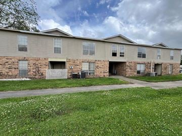 Thibodaux apartment for rent - Apartment building with a grassy area in front.