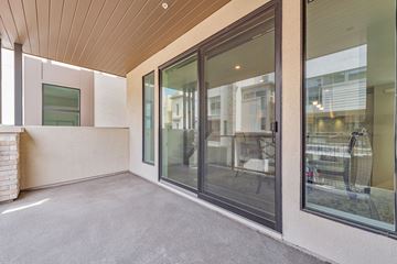 Santa Clara house for rent - A room with a wooden ceiling and a glass door.