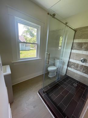Lima apartment for rent - A bathroom with a walk-in shower and a window.