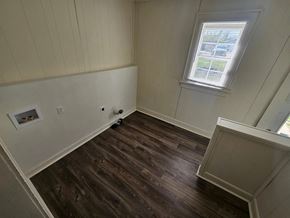 Lima apartment for rent - A room with wooden floors and a window with blinds.