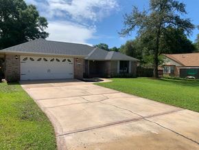 Crestview house for rent - A house with a driveway in front of it.
