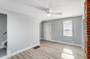 Lima house for rent - A room with a ceiling fan and a window.