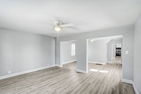 Lima house for rent - A spacious room with a ceiling fan and light fixture.
