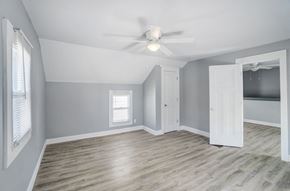 Lima house for rent - A room with a ceiling fan and a window with blinds.