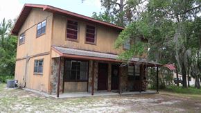Crystal River house for rent - A house with a flag on the porch.