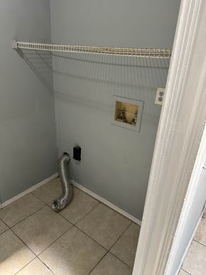 Deltona house for rent - A room with a white baseboard and a white door frame.