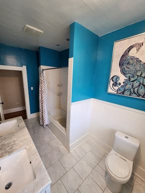 Victoria apartment for rent - A bathroom with blue walls and a marble sink.