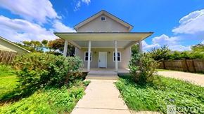 San Marcos house for rent - A house with a front yard and a clear sky.