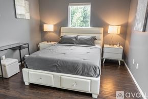 North Hollywood townhouse for rent - A bedroom with a large bed and two lamps.