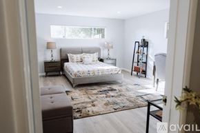 Los Angeles townhouse for rent - A bedroom with a large bed and a rug on the floor.
