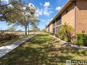 Venice condo for rent - A building with a green lawn in front of it.