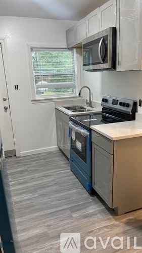 Tallahassee apartment for rent - A kitchen with a stove, oven, and microwave.