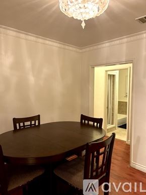 Los Angeles house for rent - A dining room with a round table and chairs.