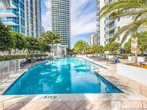 Miami apartment for rent - A swimming pool with the depth of 5 feet.