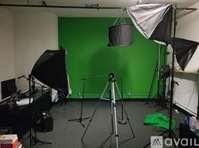 Los Angeles apartment for rent - A photo studio with a green screen and lighting equipment.