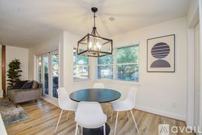 Houston house for rent - A dining room with a round table and white chairs.