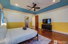 Houston house for rent - A bedroom with a bunk bed and a single bed.